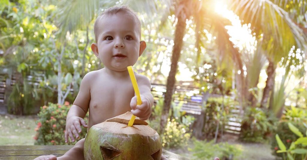 Água de coco para criança: pode? A partir de que idade oferecer?